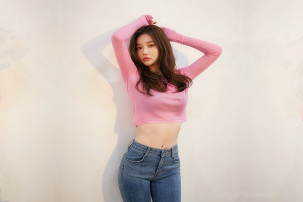 高质量美女S型身材极品美腿认真的舔屌张开双腿爆插美女爽的呼吸急促