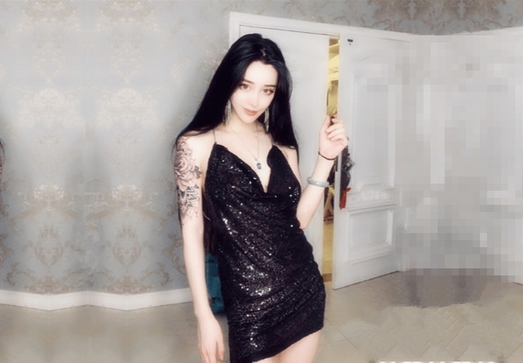 花臂纹身娇小美女撩下衣服就要吸奶子跪着深喉舔屌抱起来撞击爆插如此美女连续搞了两炮