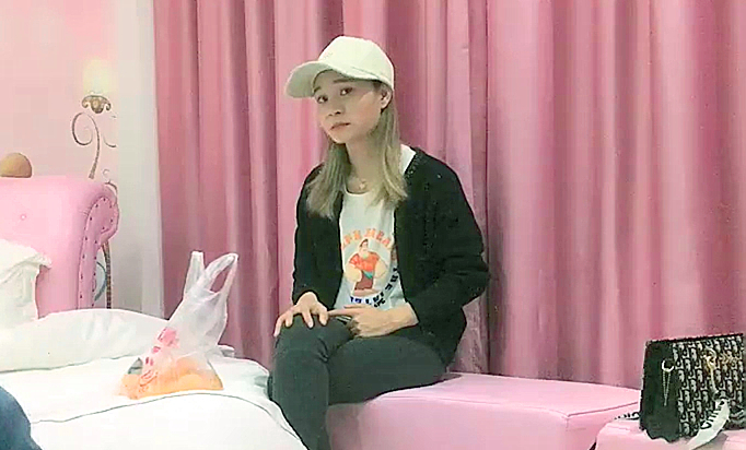 约了个白色鸭舌帽妹子啪啪摸逼上位骑乘后入抽插猛操