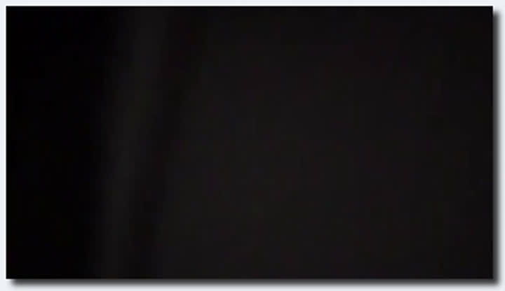 咸湿房东浴室窗外偷窥身材不错上夜班的打工妹洗澡妹子对着镜子扎着马步擦逼