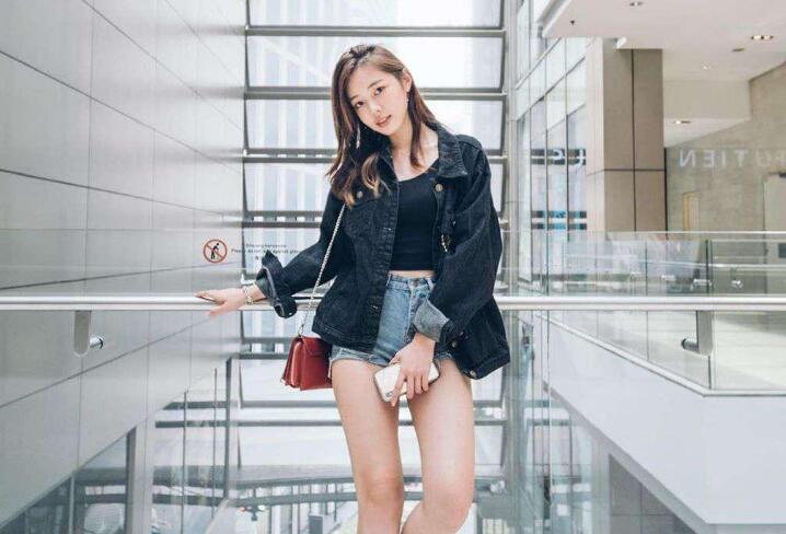 蕾丝红睡衣骚妻被大屌情人无套插到潮骚到入骨性瘾强干不够还想要主动骑乘直顶花心