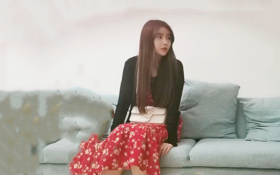 花裙尤物换上空姐制服有那味儿了像新疆美女异域尤物，最美的婴儿肥女神之一高跟美腿张开大腿被老哥操得仙仙欲死