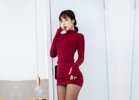 和美女同事约好酒店开房刚进房门婆婆就打电话查岗还好有惊无险