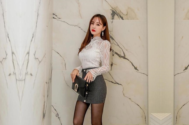 眼镜哥开看双腿要摸逼小姐姐羞射捂着小舌头舔菊先服务黑丝袜撕裆扶着屁股后入爆操