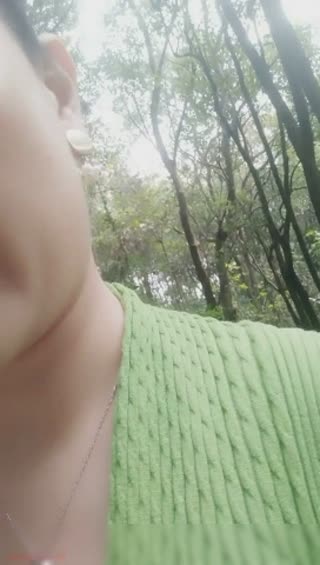 -guochan-气质白嫩美少妇大白天在莲花上勾搭陌生小哥哥野外大战口爆吞精样子特淫骚