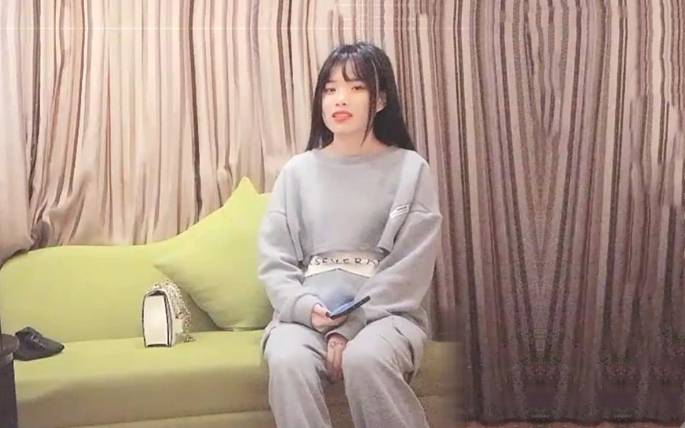 我会的比较少等下你轻点长相甜美只有80多斤的苗条小美女换上连体开档黑丝被抽插求饶