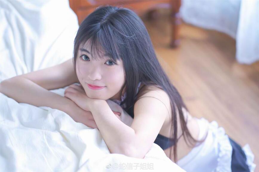 小骚货蛇信子吃手腕大鸡巴我读书那会儿在男生宿舍吃鸡巴对白有趣