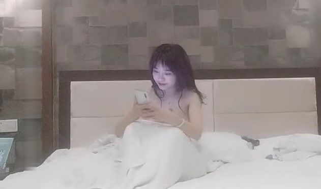 女性私密养生会所男技师带着胖徒弟给漂亮美乳富姐推油轮流啪啪太屌了胖徒弟居然还给胸推