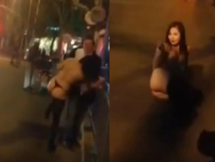 最新门嗨高了拉着老外要在街上干炮