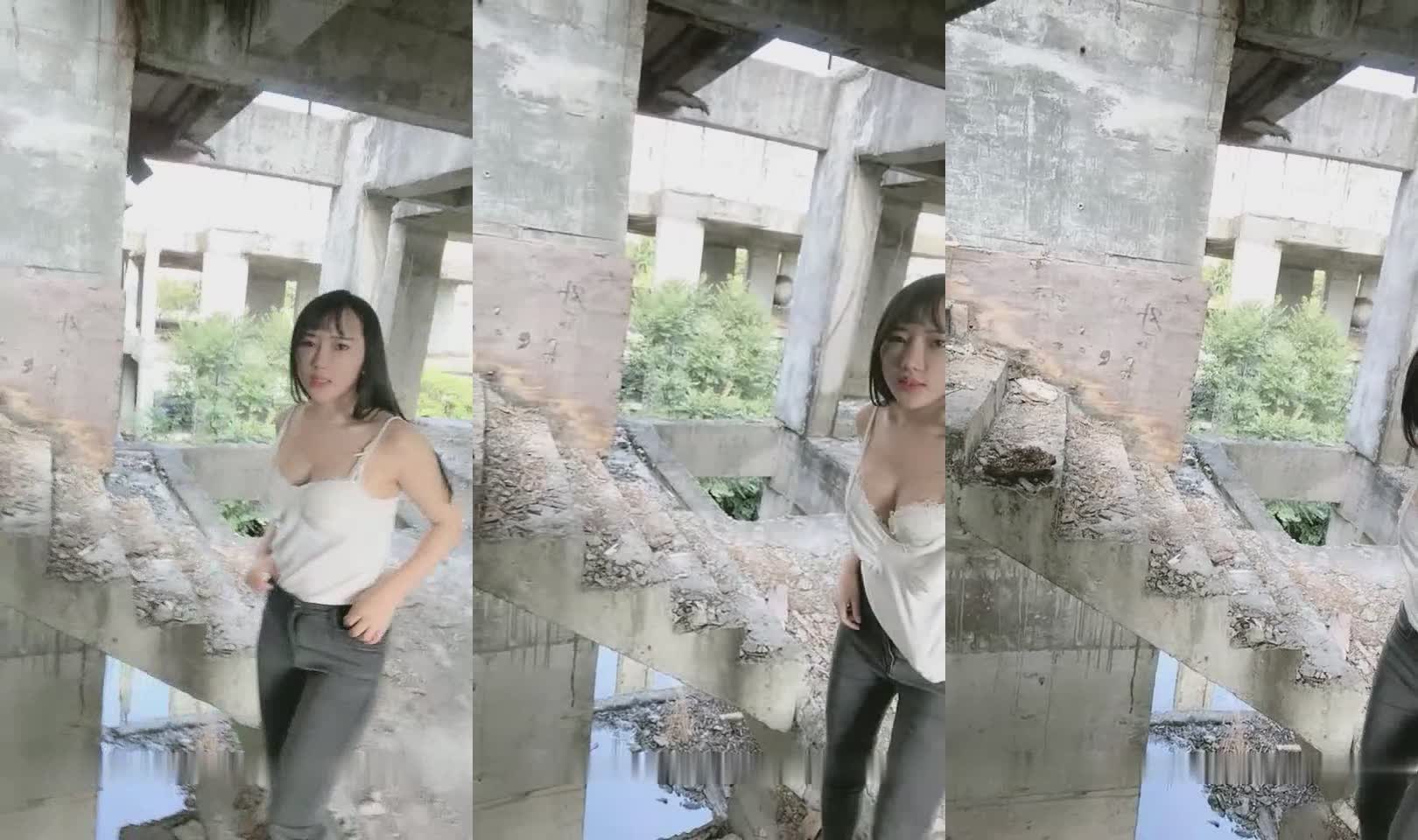 苗条骚妹【小乳猪】和老哥户外拍摄，再到烂尾楼露奶拍照拍完摸下奶，很是诱惑喜欢不要错过