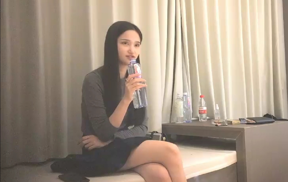 黑裙长发妹子啪啪抬腿侧入后入上位骑乘抽插猛干