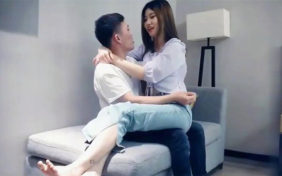 性感牛仔长裤气质美女和网友酒店私会甜言蜜语哄着轻轻干扒光衣服鸡巴干进去后大力抽插拼命干