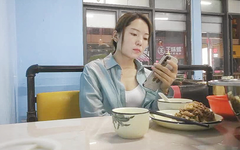 良家珠宝女吃完饭带回酒店操推到强吻扒裤子