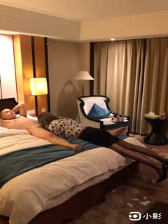 外围女很卖力伺候着金主