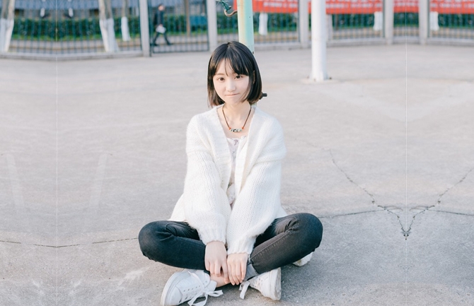 大二学生妹寒冷冬夜约到家中沙发抠穴舔胸还是个一线天啪啪干青春肉体胖哥爽了