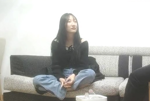 21岁漂亮小姐姐肤白貌美沙发上俩人相谈甚欢小伙抠逼爽得她浑身颤抖口交舌吻激情四射