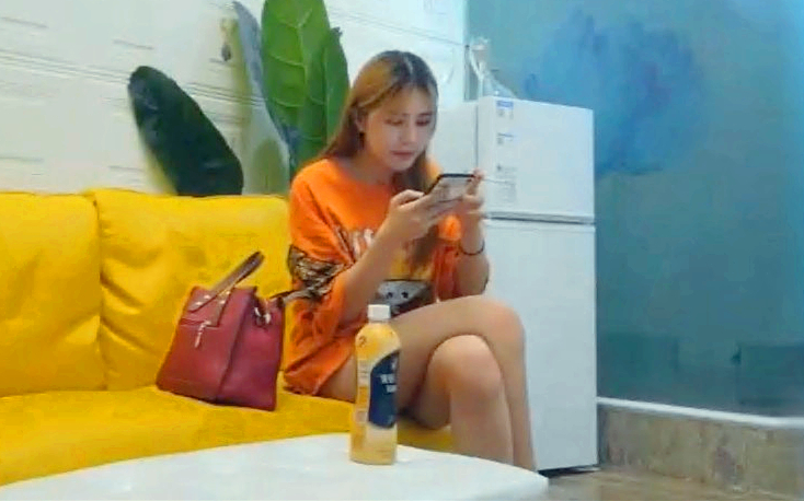 168cm黄发模特兼职小姐姐齐逼小短裤