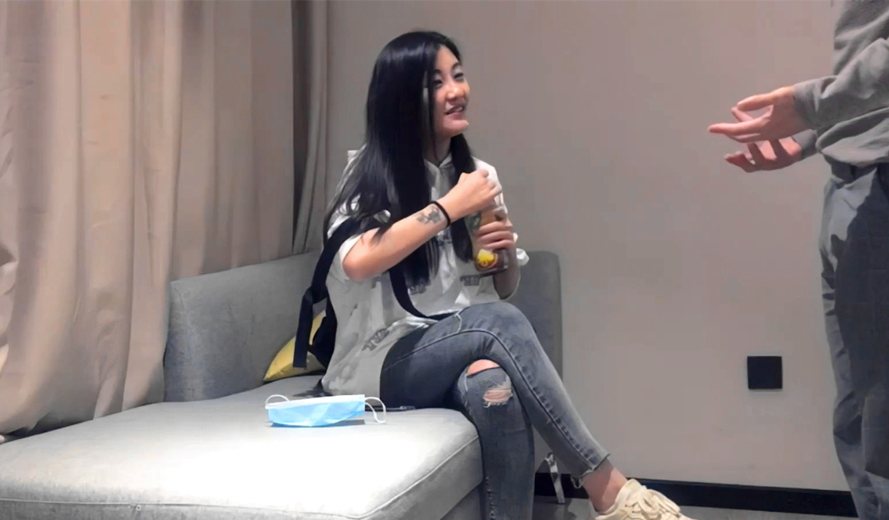 牛仔裤妹子在沙发啪啪蹲着舔上位骑坐后入