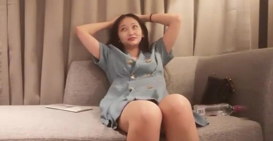 9总全国探花高颜值甜美大奶萌妹沙发调情近距离拍摄再到床上操快速抽插呻吟娇喘