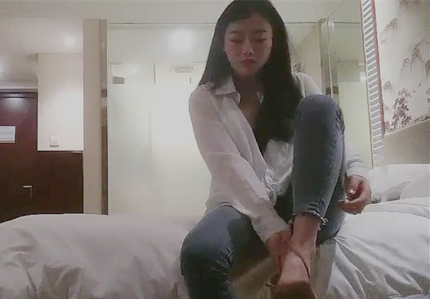 约了个衬衣少妇近距离拍摄骑乘猛操呻吟娇喘