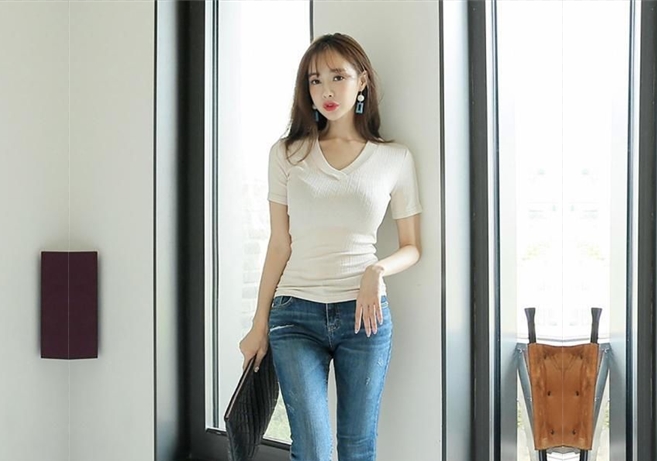 赵总极品寻花约白衣牛仔裤外围洗个澡直接第二炮深喉口交活很不错骑乘抽插正入猛操