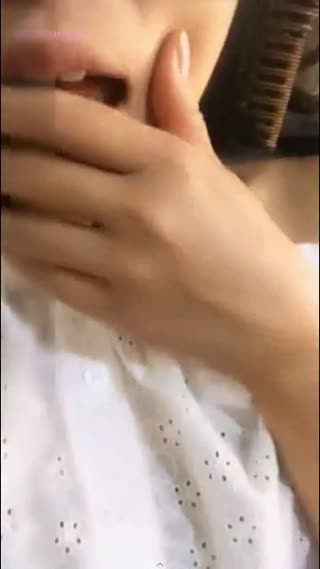 -ziwei-这美女主播有点屌光天化日被狼友指挥到五金店里用剪刀剪断内裤抠逼