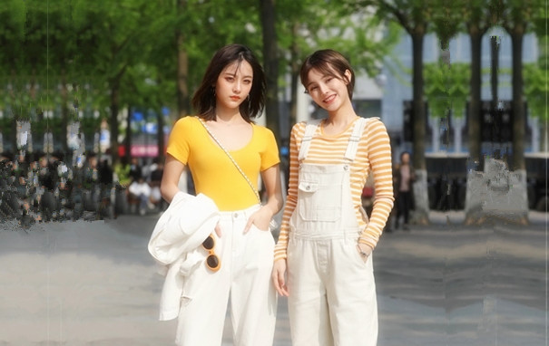 两老哥约操170CM极品双女顶级美腿一人一个左右开弓一起舔屌同步开操比比谁厉害