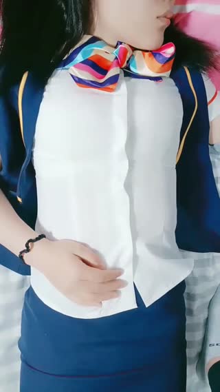 相亲妹子灌醉带回去随意玩弄，抬腿抽插中途妹子醒来你在干什么。