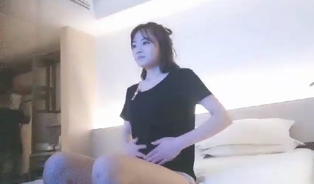 服务好一点给你加钱摸着奶子舌吻美女很享受先插个嘴扣穴美女来感觉抬腿侧入水声哗哗