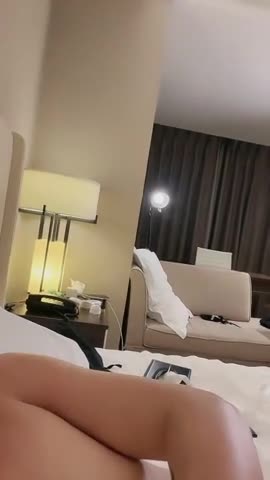 淫蕩小騷貨車模！酒店和炮友激情操逼！翹起屁股擺動求操，操起了騷逼好多水，不盡興再搞一炮