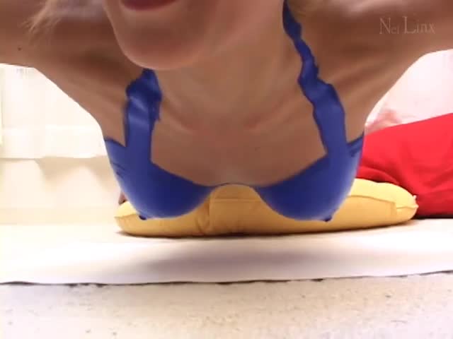 会员站美女娃娃鱼黑网丝袜尿尿工具大秀A new