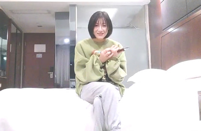 清纯短发学生妹性感活泼趴在身上骑乘边操边揉奶子垫上枕头床边抽插扶腰后入最后冲刺