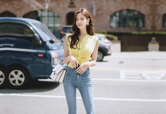 喝点儿水继续战斗小姐姐害羞腼腆刚下水粉乳翘臀小美人