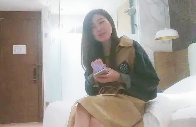 胖男探花约了个颜值不错少妇啪啪床上黑丝口活上位骑乘看少妇自慰一番再干