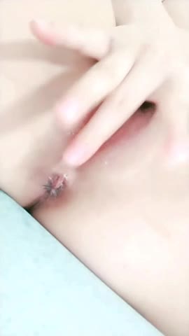 纯天然美乳小阴唇美穴小姐姐难道露脸，撩起小背心揉捏圆润奶子，手指摩擦小穴搞得湿湿，翘起大屁股扭动