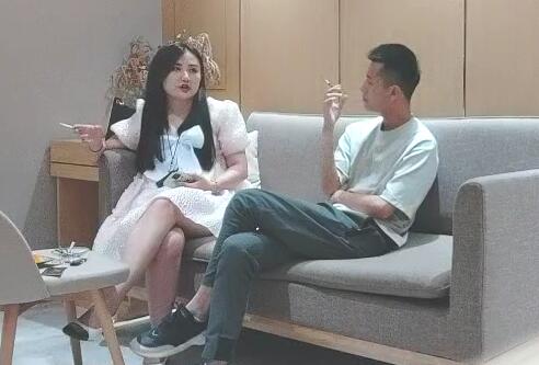 大海浪探花肉肉身材花臂纹身少妇互摸舔奶调情抬起双脚正面抽插扶着屁股后入撞击骑乘上下套弄