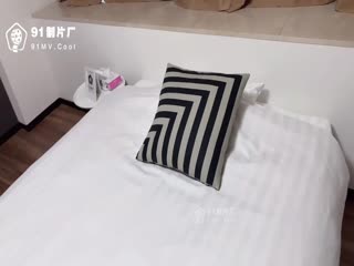 我抓住了我的繼妹，她玩弄她濕漉漉的陰戶！現在我們有一個秘密，我操了她亞洲素人