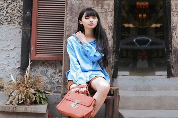 探花大圈极品尤物甜美长相美少女细腰美臀被大屌后入尽情输出