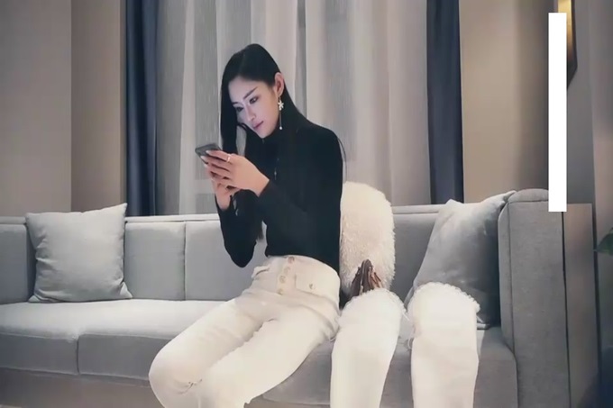 guochan高价网约车模，女神貌美肤白大长腿，对着镜子后入搔首弄姿真是个小尤物