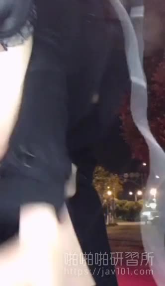 正妹公然在大马路旁\