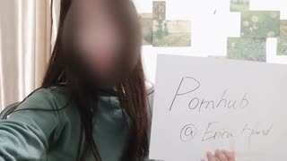 女主播塞著跳蛋玩英雄联盟~玩一玩穴穴就湿了！