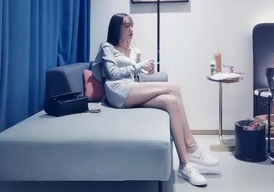 9总全国探花第二场黄先生代班性感苗条包臀裙妹子骑在身上调情镜头前扣逼口交抱起来操