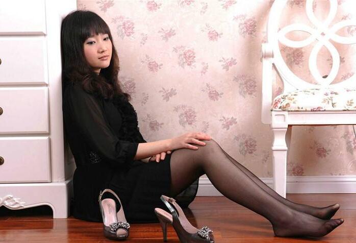 -91夯先生上海酒店调教D奶翘臀辣妈趴在椅子上打着电话后面操着超级刺激