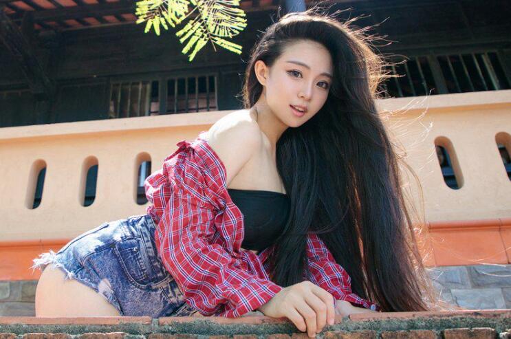 探花大队长约炮良家少妇撕破丝袜内裤都没脱就草上了按着小少妇的头口交扒光她暴力抽插直接内射刺激