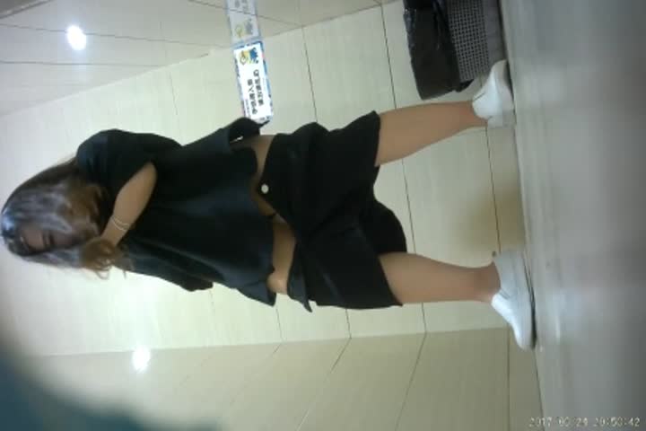 商场全景黑丝 打了十分钟电话骚妇无毛馒头穴被纸巾磨得充血通红