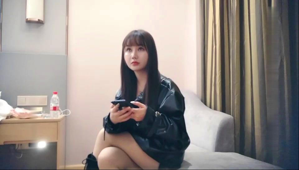 极品颜值罕见美乳近景掰穴高冷小姐姐被撩拨得欲火焚身