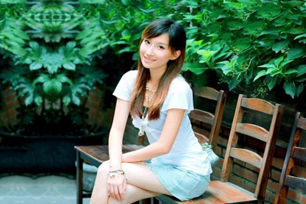 跟媳妇在家做爱培养感情69舔粉逼吃屌媳妇骚声好大不停的淫叫