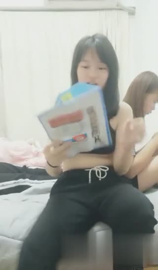 金链哥 把嫩妹子晾在一旁~只挑了其中一个来玩~真的很坏!!