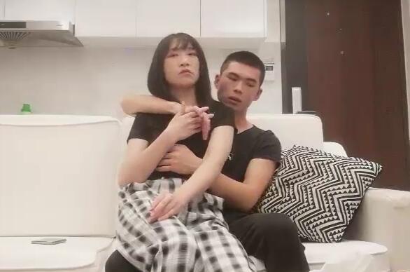 千人斩星选约了个黑衣服萌妹子啪啪倒立口交沙发上操骑乘抱起来干呻吟娇喘非常诱人