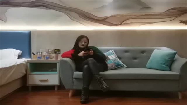 文轩探花高颜值小姐姐：吃鸡游戏变实战，骑乘出击主动求欢